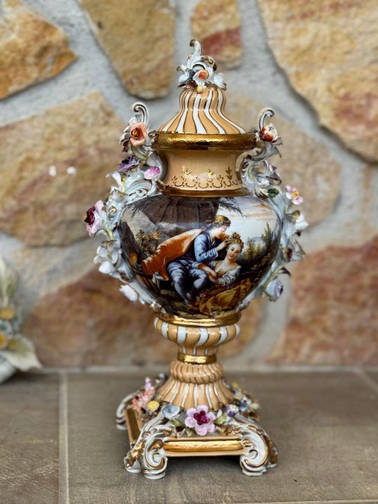 vaso-ornamentale-con-coperchio-in-porcellana-dipinta-stile-capodimonte-scena-galante